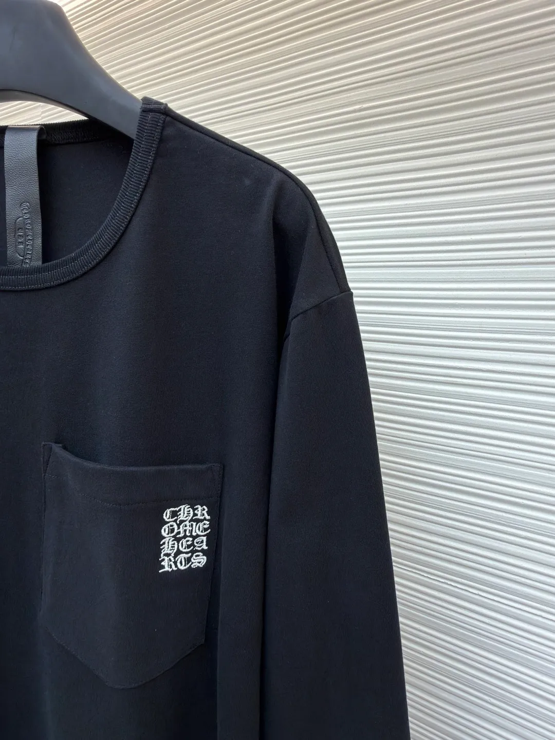 Chrome Hearts pocket embroidered long T-shirt ●Original version: purchased and developed for 5999 ●Item number: 1681980-A35 ●Fabric: brushed plain weave fabric ●Technology: embroidery production ●Color: black ●Version: loose fit ●Weight: about 390 grams ●Size: S-M-L-XL ●Description: The fabric is made of 32-count double yarn brushed plain weave cloth 240g, and the double-sided brushing process is particularly comfortable. It comes with 1x1 thread of 280g, Behringer embroidery is used for the embroidery, and lambskin molding and custom-made embossing abrasives are used for the leather label. The overall wiring is straight and delicate, the fabric is comfortable and soft, and the color is consistent without color difference. It can be matched with the same style to create a fashionable look and control various occasions. Customized accessories, complete with three standards, same style for men and women!